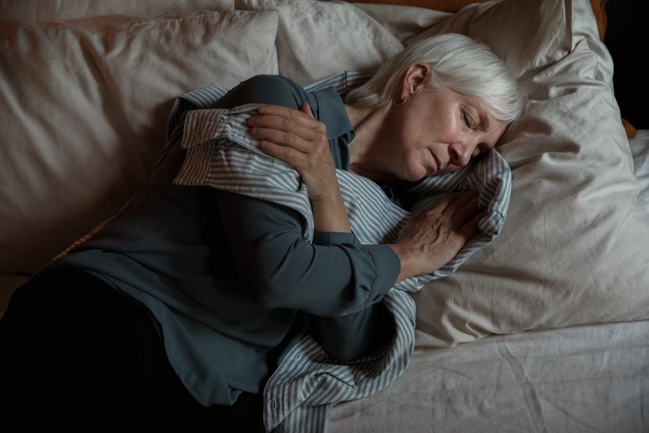 El secreto del buen sueño: 5 soluciones para el insomnio en adultos mayores que empiezan ¡con la luz de la mañana!