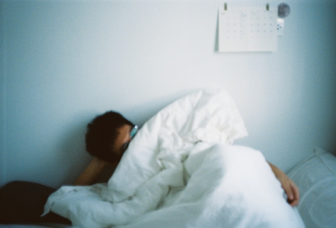 El secreto del buen sueño: 5 soluciones para el insomnio en adultos mayores que empiezan ¡con la luz de la mañana!